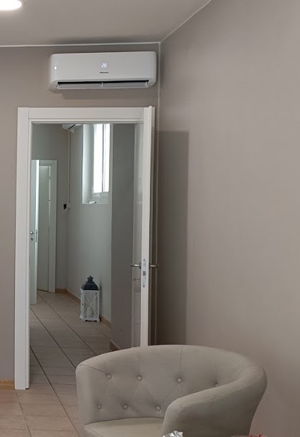 Poltroncina e porta sul corridoio delle cabine