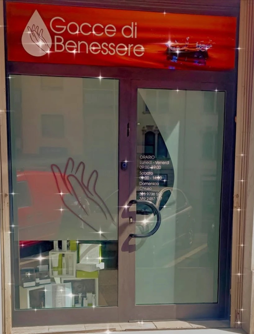 L'ingresso del centro, con l'insegna arancione Gocce di Benessere
