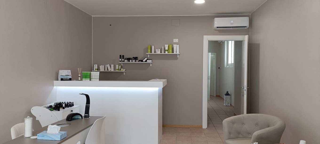 Postazione manicure con lampada e smalti
