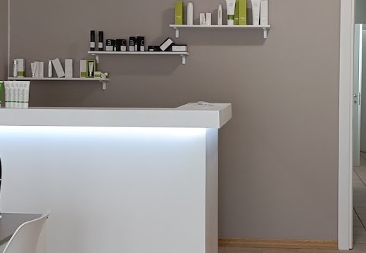 Scaffali con i prodotti usati nei trattamenti sopra il bancone